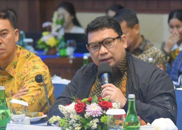 Ilham Permana Anggota DPR RI dari Fraksi Partai Golkar angkat bicara soal situs Gunung Padang, Cianjur, Jawa Barat yang terancam dari kerusakan lingkungan dan aktivitas wisatawan ia meminta Kementerian Pariwisata segera mengambil langkah cepat