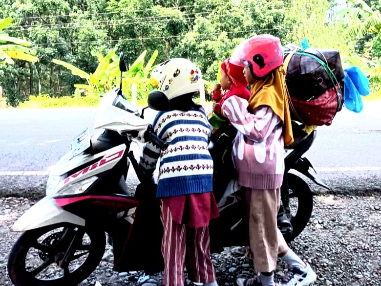 Rindu Ketemu Keluarga pemudik nekad naik motor