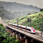 Kereta Whoosh beroperasi menuju Bandung.