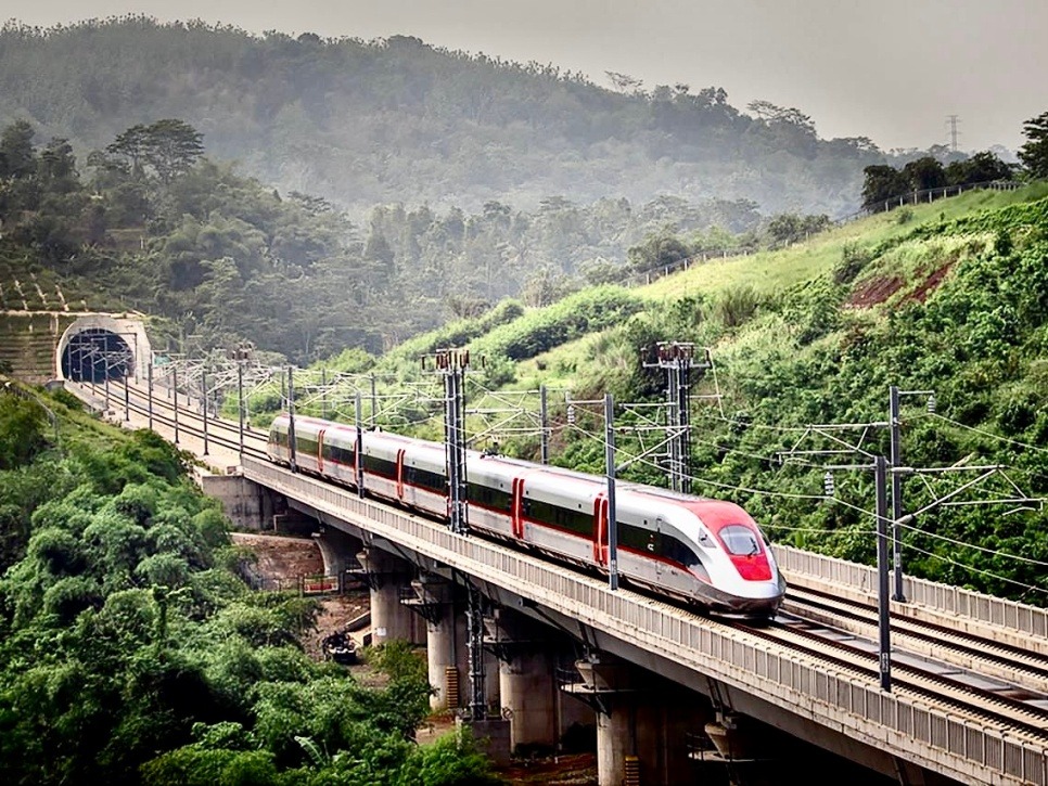 Kereta Whoosh beroperasi menuju Bandung.