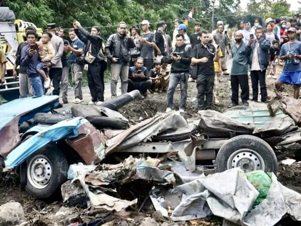 Angkot kecelakaan di Purworejo.