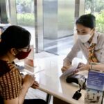 Nasabah asuransi menerima penjelasan./