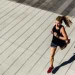 Wanita berlari di aera perkotaan./