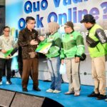 Menaker Yassierli serahkan bantuan./