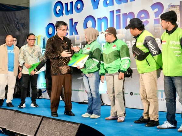 Menaker Yassierli serahkan bantuan./