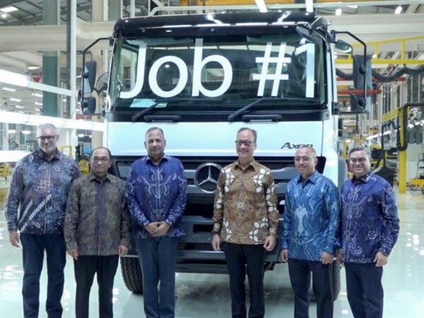 Menperin Saat Buka Pabrik Mercedes.