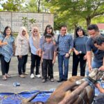 jajaran pegawai bpn kota palangka raya menyaksikan prosesi pemotongan hewan kurban di hari raya idul adha