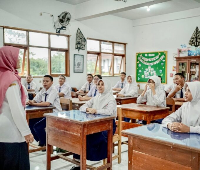 Guru Mengajar