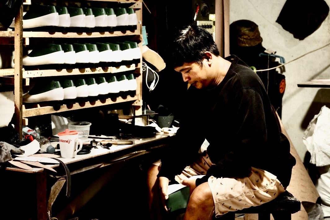 pembuatan sepatu