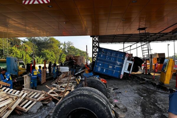 Kecelakaan Truk Tol