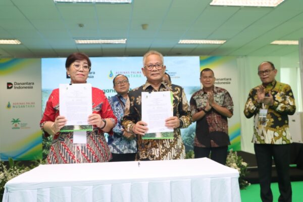 Caption: Direktur Utama PT Agrinas Palma Nusantara Mohammad Abdul Ghani (kanan) dan Pengurus Rumah Sawit Indonesia (RSI) Yunita Sidauruk (kiri) memperlihatkan nota kesepahaman (MoU)