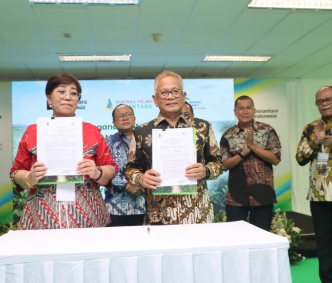 Caption: Direktur Utama PT Agrinas Palma Nusantara Mohammad Abdul Ghani (kanan) dan Pengurus Rumah Sawit Indonesia (RSI) Yunita Sidauruk (kiri) memperlihatkan nota kesepahaman (MoU)