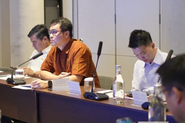 Gonggomtua Sitanggang, Direktur Asia Tenggara ITDP Indonesia memberikan keterangan di Jakarta,