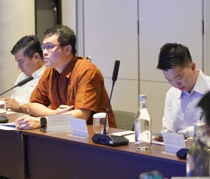 Gonggomtua Sitanggang, Direktur Asia Tenggara ITDP Indonesia memberikan keterangan di Jakarta,