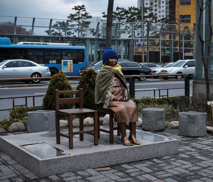 Salah satu contoh patung simbol korban kekerasan seksual selama PD II (dok: hakan-nural/unsplash.com)