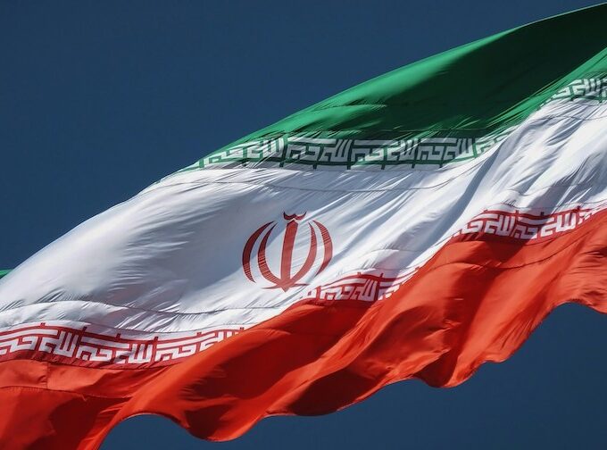 Bendera Iran (unsplash.com/sina-drakhshani)