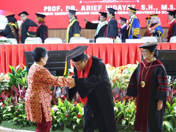 Ibu Megawati menghadiri Sidang Senat Pengukuhan Profesor Emeritus Prof. Dr. Arief Hidayat di Universitas Borobudur, Jakarta, Sabtu (2/5) Foto: Monang Sinaga