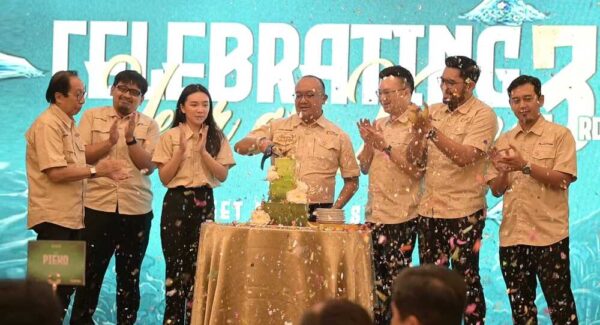 Ketua Koperasi Kana, Jonathan Danang Wardhana bersama pengurus merayakan HUT Kana