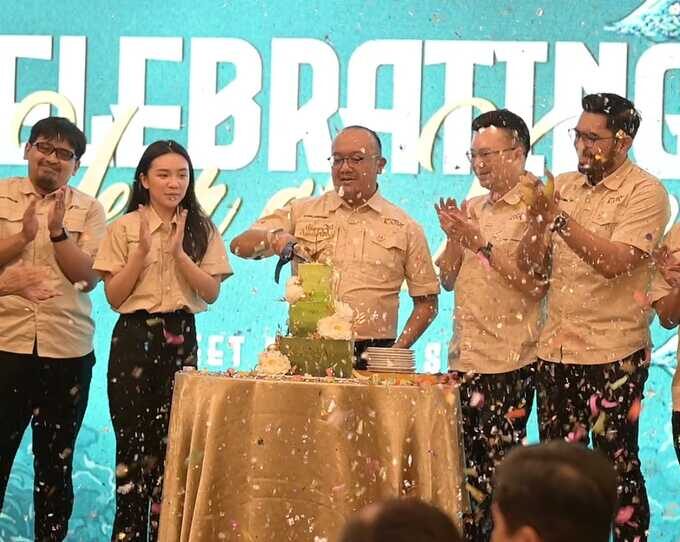 Ketua Koperasi Kana, Jonathan Danang Wardhana bersama pengurus merayakan HUT Kana