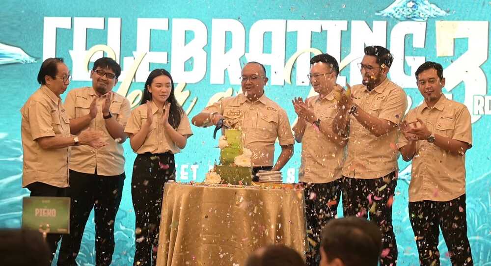 Ketua Koperasi Kana, Jonathan Danang Wardhana bersama pengurus merayakan HUT Kana