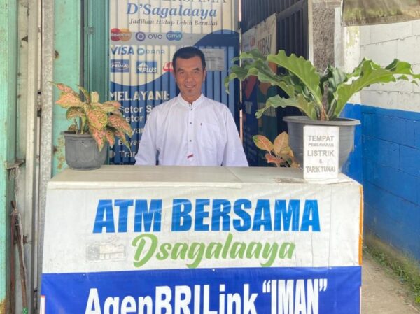 Iman Sulaeman, pemilik agen BRILink “Iman” di Cibatu, Kabupaten Garut.