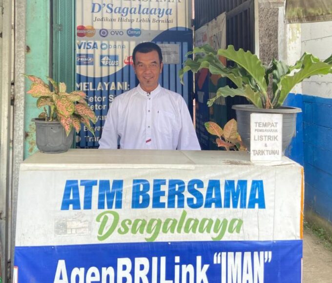 Iman Sulaeman, pemilik agen BRILink “Iman” di Cibatu, Kabupaten Garut.