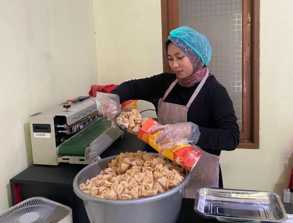 Proses pengemasan Jetrek Cerewet. Cemilan asli Garut Selatan, berbahan dasar tepung beras.