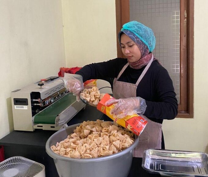 Proses pengemasan Jetrek Cerewet. Cemilan asli Garut Selatan, berbahan dasar tepung beras.