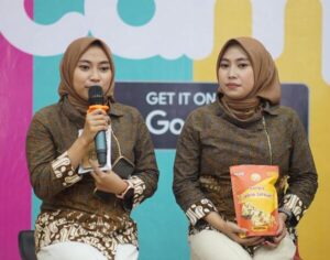 Vina dan Vini berbagi pengalaman dalam sebuah acara pembinaan UMKM di Bandung.
