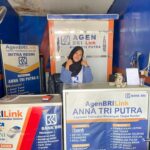 Caption: Asna, pengelola agen BRILink Anna Tri Putra di Cibatu, Kabupaten Garut, membantu memperluas akses layanan keuangan di lingkungan warga.