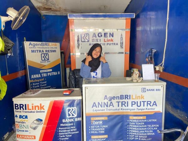 Caption: Asna, pengelola agen BRILink Anna Tri Putra di Cibatu, Kabupaten Garut, membantu memperluas akses layanan keuangan di lingkungan warga.