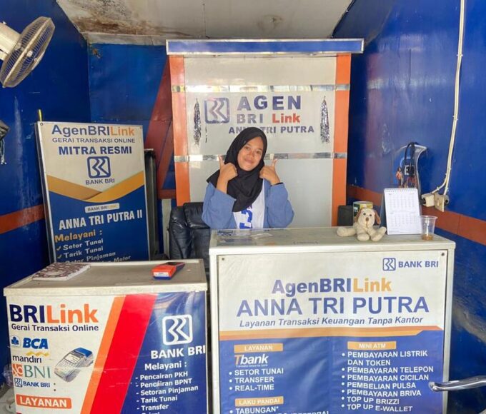 Caption: Asna, pengelola agen BRILink Anna Tri Putra di Cibatu, Kabupaten Garut, membantu memperluas akses layanan keuangan di lingkungan warga.
