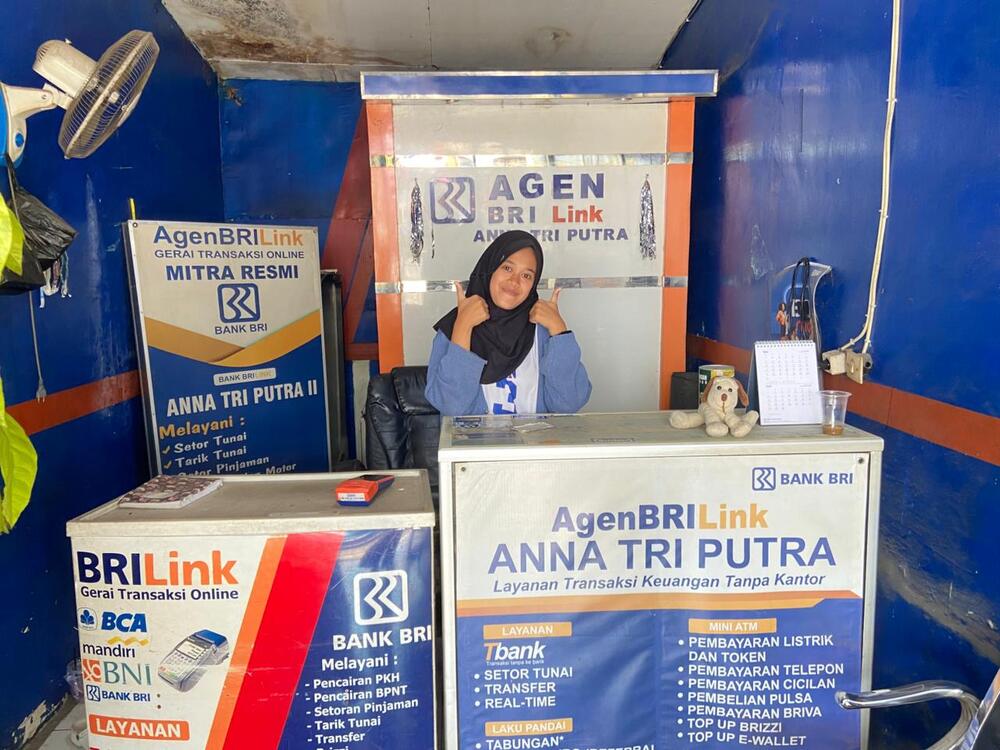 Caption: Asna, pengelola agen BRILink Anna Tri Putra di Cibatu, Kabupaten Garut, membantu memperluas akses layanan keuangan di lingkungan warga.