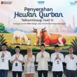 Direktur Utama Telkom, Dian Siswarini, hadir langsung dalam kegiatan simbolis penyerahan bantuan hewan kurban di Vertical Garden Telkom Hub pada Jumat 22 Mei 2025