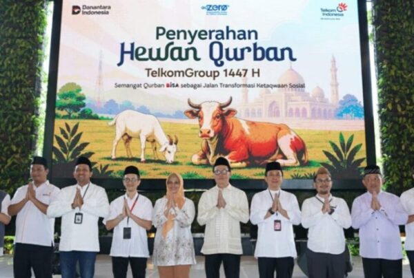 Direktur Utama Telkom, Dian Siswarini, hadir langsung dalam kegiatan simbolis penyerahan bantuan hewan kurban di Vertical Garden Telkom Hub pada Jumat 22 Mei 2025