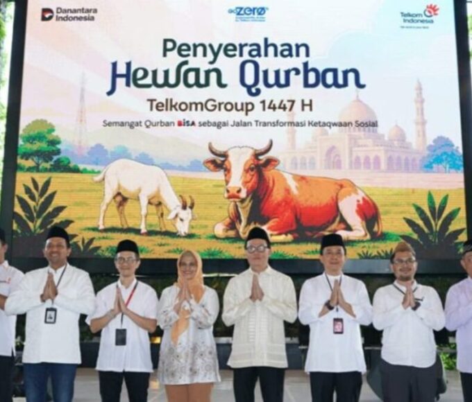 Direktur Utama Telkom, Dian Siswarini, hadir langsung dalam kegiatan simbolis penyerahan bantuan hewan kurban di Vertical Garden Telkom Hub pada Jumat 22 Mei 2025