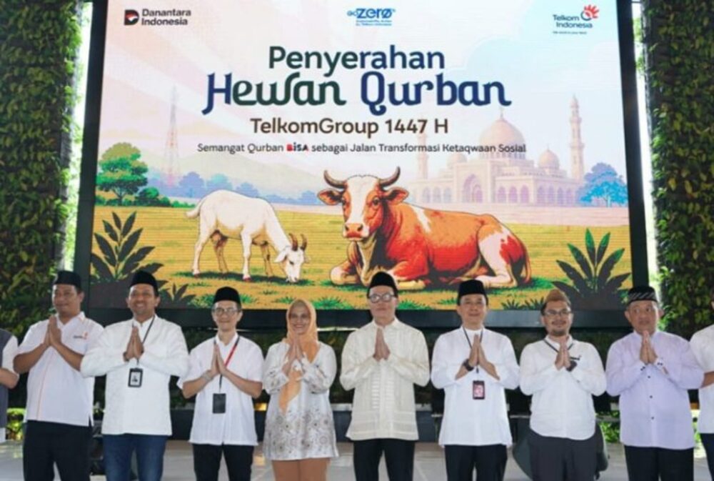 Direktur Utama Telkom, Dian Siswarini, hadir langsung dalam kegiatan simbolis penyerahan bantuan hewan kurban di Vertical Garden Telkom Hub pada Jumat 22 Mei 2025