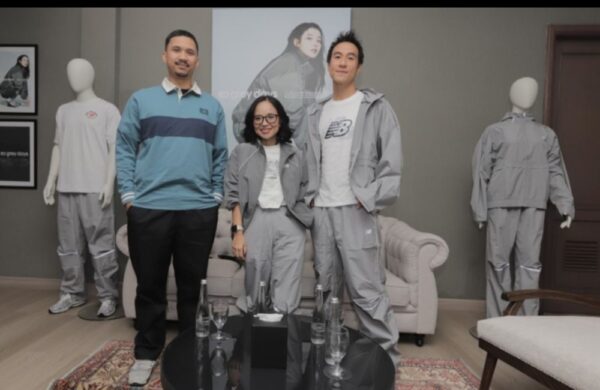 Ki ka= Reggie Ramadana selaku Brand Marketing Manager New Balance Indonesia, Martina Harianda Mutis selaku Senior General Manager MAP Active, Daniel Mananta selaku Presenter & Friends of New Balance Indonesia