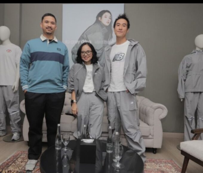 Ki ka= Reggie Ramadana selaku Brand Marketing Manager New Balance Indonesia, Martina Harianda Mutis selaku Senior General Manager MAP Active, Daniel Mananta selaku Presenter & Friends of New Balance Indonesia