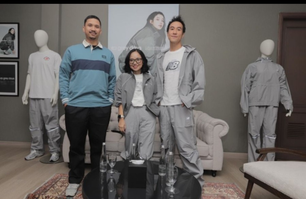 Ki ka= Reggie Ramadana selaku Brand Marketing Manager New Balance Indonesia, Martina Harianda Mutis selaku Senior General Manager MAP Active, Daniel Mananta selaku Presenter & Friends of New Balance Indonesia