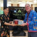 Commercial Director Sinergi Prosperia Global sekaligus distributor resmi Harney & Sons Tea di Indonesia, Liana Setiawan bersama Mike Harney selaku Owner dari Harney & Sons