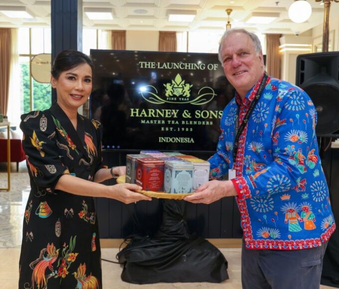 Commercial Director Sinergi Prosperia Global sekaligus distributor resmi Harney & Sons Tea di Indonesia, Liana Setiawan bersama Mike Harney selaku Owner dari Harney & Sons