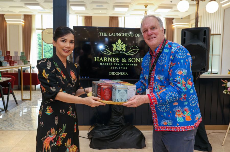 Commercial Director Sinergi Prosperia Global sekaligus distributor resmi Harney & Sons Tea di Indonesia, Liana Setiawan bersama Mike Harney selaku Owner dari Harney & Sons