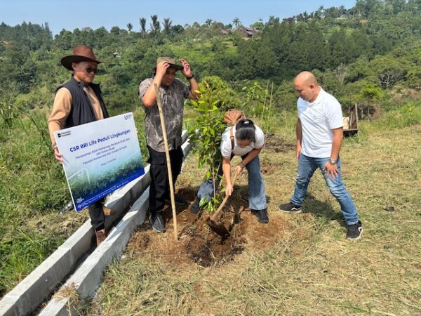 Kegiatan penanaman pohon buah sebagai pelestarian lingkungan di Bogor. (dok: BRI Life)