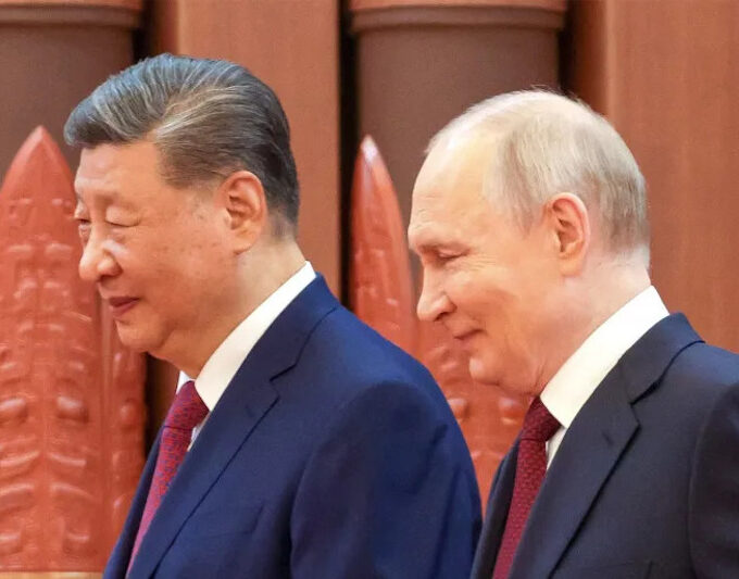 Presiden Rusia Vladimir Putin dan Presiden Tiongkok Xi Jinping bertemu di Beijing [Handout/Kremlin Press Service via Anadolu]
