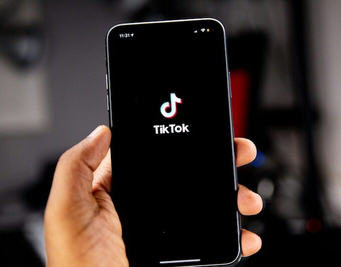 Logo TikTok (dok:Unsplash/Solen Feyissa)