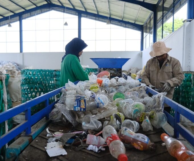 Melalui BUMDes (Badan Usaha Milik Desa) Jawara, pemerintah desa Wantilan mengembangkan program pengelolaan sampah yang tidak hanya bertujuan menjaga lingkungan, tetapi juga meningkatkan kesejahteraan masyarakat
