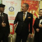 Dari Kiri-Kanan, First Record Breaker PGI Denny Kurniawan, Founder dan Executive Chairman Public Gold Group Dato’ Wira Louis Ng, & Head of Operations Public Gold Indonesia Febrina Amalia.