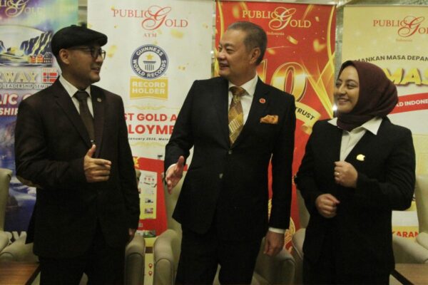 Dari Kiri-Kanan, First Record Breaker PGI Denny Kurniawan, Founder dan Executive Chairman Public Gold Group Dato’ Wira Louis Ng, & Head of Operations Public Gold Indonesia Febrina Amalia.