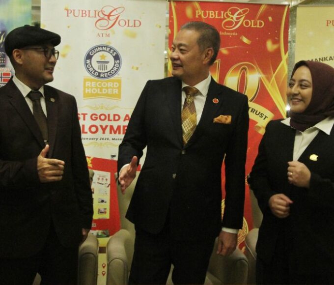 Dari Kiri-Kanan, First Record Breaker PGI Denny Kurniawan, Founder dan Executive Chairman Public Gold Group Dato’ Wira Louis Ng, & Head of Operations Public Gold Indonesia Febrina Amalia.